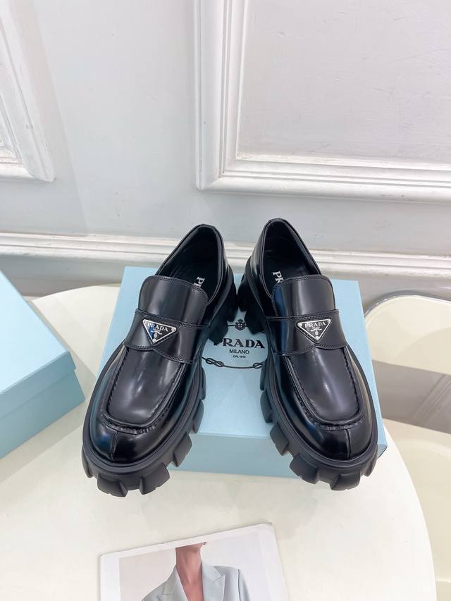 Prada 普拉达 252025春夏新品 专柜走秀款 经典三角标monolith情侣款乐福鞋系列鞋面：原版高定制牛皮 开边珠 牛漆皮内里：进口混种羊皮里大底：原