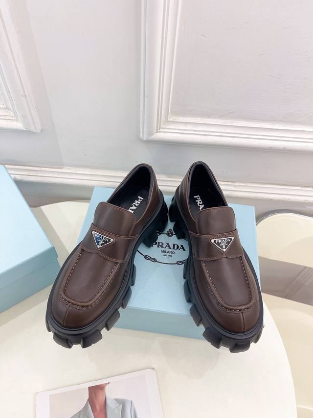 Prada 普拉达 252025春夏新品 专柜走秀款 经典三角标monolith情侣款乐福鞋系列鞋面：原版高定制牛皮 开边珠 牛漆皮内里：进口混种羊皮里大底：原