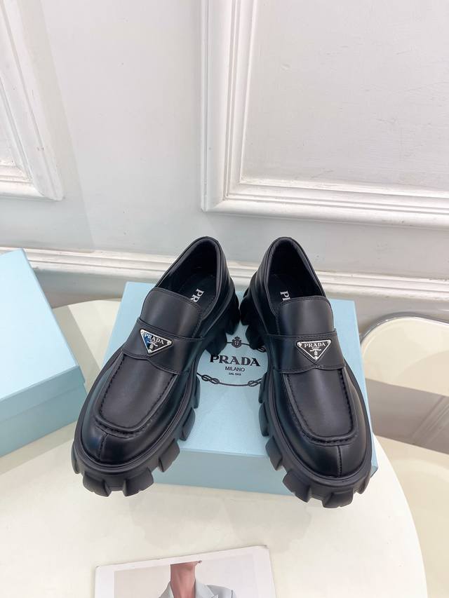 Prada 普拉达 252025春夏新品 专柜走秀款 经典三角标monolith情侣款乐福鞋系列鞋面：原版高定制牛皮 开边珠 牛漆皮内里：进口混种羊皮里大底：原