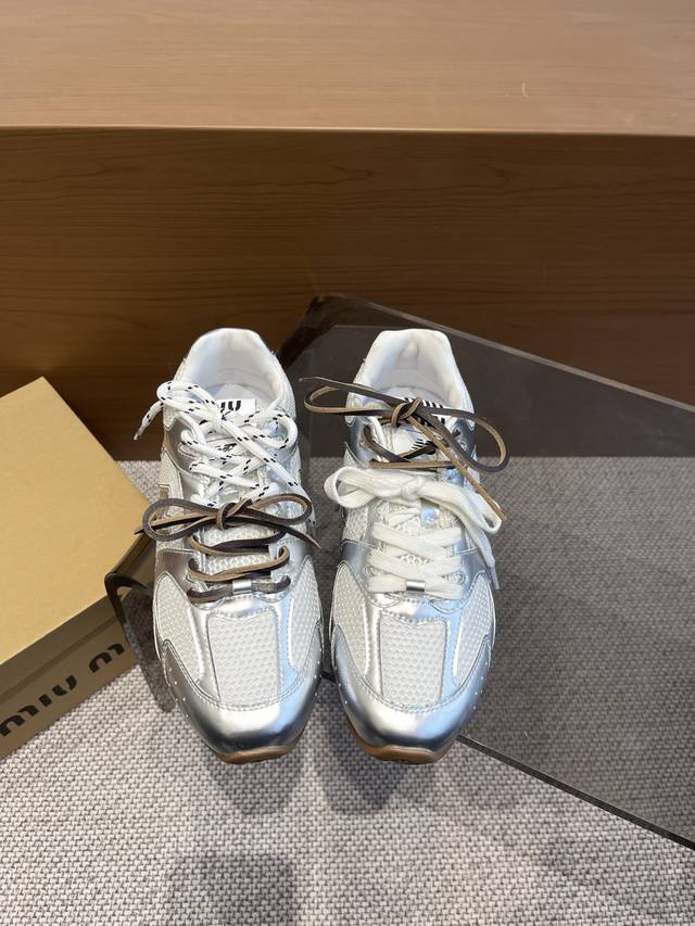 Miu Miu New Balance 530 缪缪 25Ss春夏新款 联名款nb复古网面运动鞋 情侣款网上已经吹爆了这个款超级复古以双色鞋带样式呈现新季的潮流