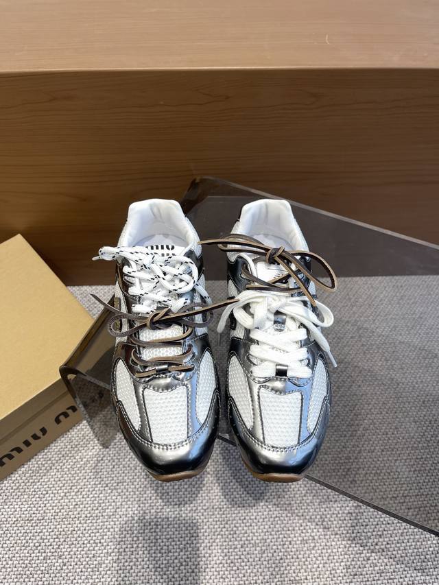 Miu Miu New Balance 530 缪缪 25Ss春夏新款 联名款nb复古网面运动鞋 情侣款网上已经吹爆了这个款超级复古以双色鞋带样式呈现新季的潮流