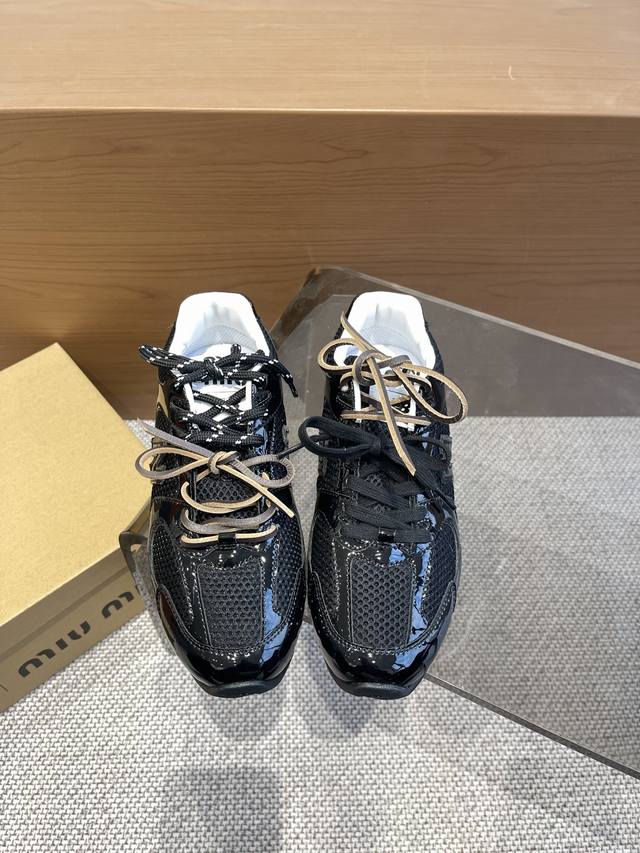 Miu Miu New Balance 530 缪缪 25Ss春夏新款 联名款nb复古网面运动鞋 情侣款网上已经吹爆了这个款超级复古以双色鞋带样式呈现新季的潮流