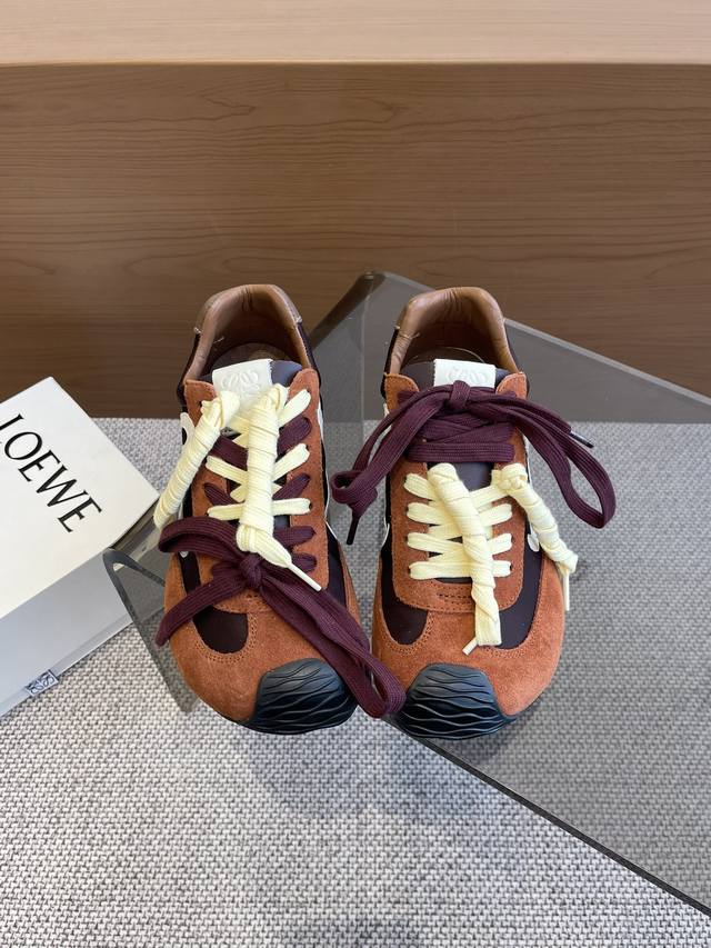 Loewe 罗意威 25Ss最新走秀款 Ballet Runner 2.0情侣款 芭蕾 休闲 运动鞋 德训鞋 尼龙和牛皮革运动鞋 不对称鞋头设计、袜状内部结构