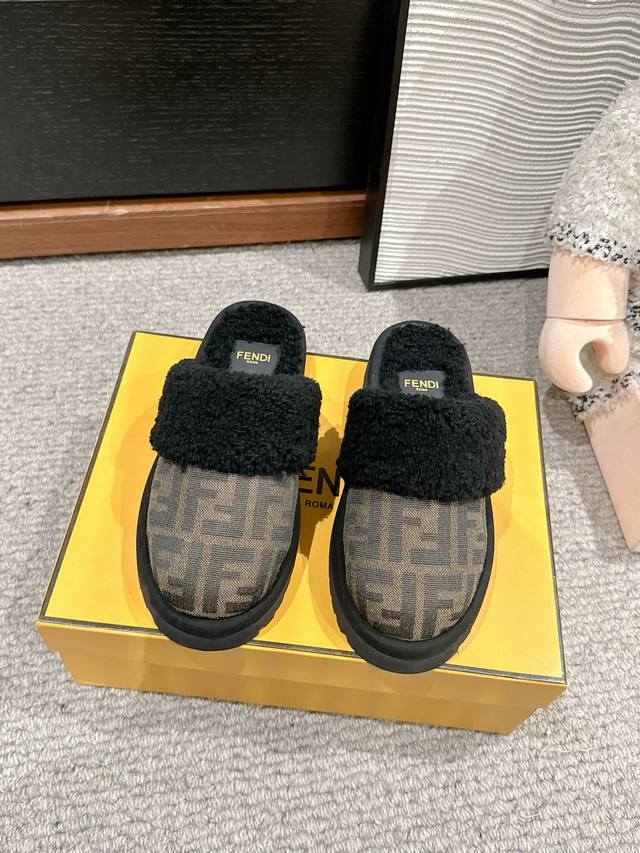 顶级品质Fendi Ss24 New Arrival～芬迪2024秋冬新款｜平底毛拖鞋Fendi每年都会出－两款经典的包头拖鞋，这款半拖皮面压花+羊羔毛搭配发泡