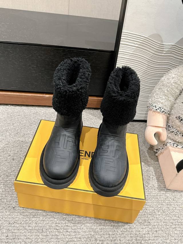 顶级品质Fendi Ss24 New Arrival-F家2024秋冬新款羊糕毛雪地靴鞋面压花工艺，双f“Logo”品牌辨识度极高皮毛一体御寒神器秋冬穿搭必备保