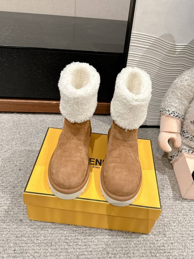 顶级品质Fendi Ss24 New Arrival-F家2024秋冬新款羊糕毛雪地靴鞋面压花工艺，双f“Logo”品牌辨识度极高皮毛一体御寒神器秋冬穿搭必备保