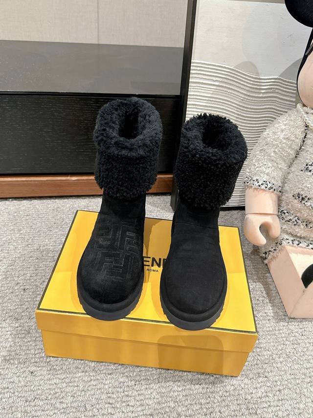 顶级品质Fendi Ss24 New Arrival-F家2024秋冬新款羊糕毛雪地靴鞋面压花工艺，双f“Logo”品牌辨识度极高皮毛一体御寒神器秋冬穿搭必备保