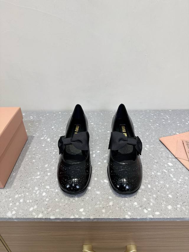 Miu Miu 缪缪 25Ss早春新品 复古玛丽珍粗跟单鞋缪家高货 顶级工艺打造精品质感 无敌舒适 绝对是一见钟情款！时尚百搭，人手必备！鞋面：顶级头层小牛漆皮