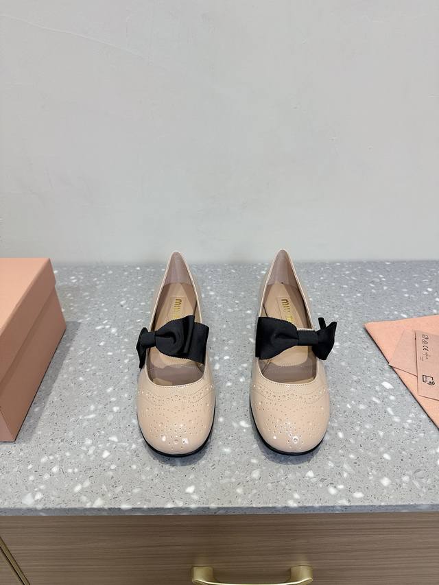 Miu Miu 缪缪 25Ss早春新品 复古玛丽珍粗跟单鞋缪家高货 顶级工艺打造精品质感 无敌舒适 绝对是一见钟情款！时尚百搭，人手必备！鞋面：顶级头层小牛漆皮