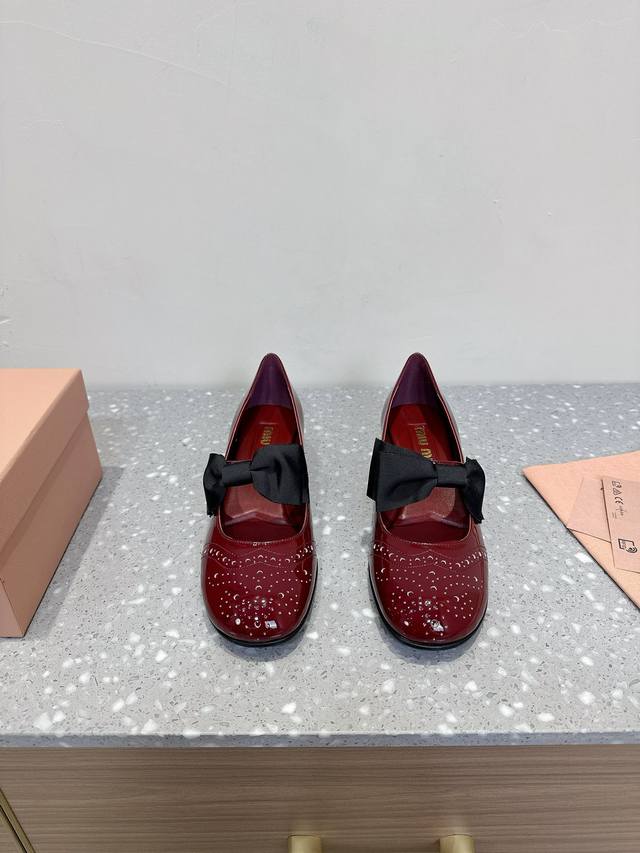 Miu Miu 缪缪 25Ss早春新品 复古玛丽珍粗跟单鞋缪家高货 顶级工艺打造精品质感 无敌舒适 绝对是一见钟情款！时尚百搭，人手必备！鞋面：顶级头层小牛漆皮