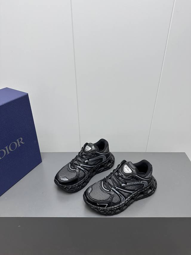 出厂2025春季新品 Dior New男鞋运动鞋，特殊渠道货，品质灰常牛，区别市面通货！该款鞋展现了 Dior卓越的工艺技艺，重新演绎运动鞋 登山鞋风格，融合品