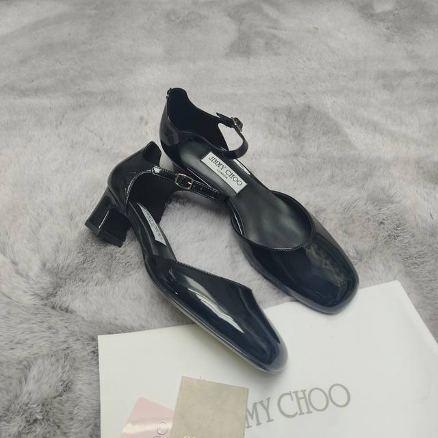 Jimmy Choo 周仰杰早春新品粗跟中空凉鞋jc家永恒经典之作 简约设计满满的少女风 既摩登又复古的味道鞋面：漆皮 格丽特内里：进口混种羊皮大底：意大利进口