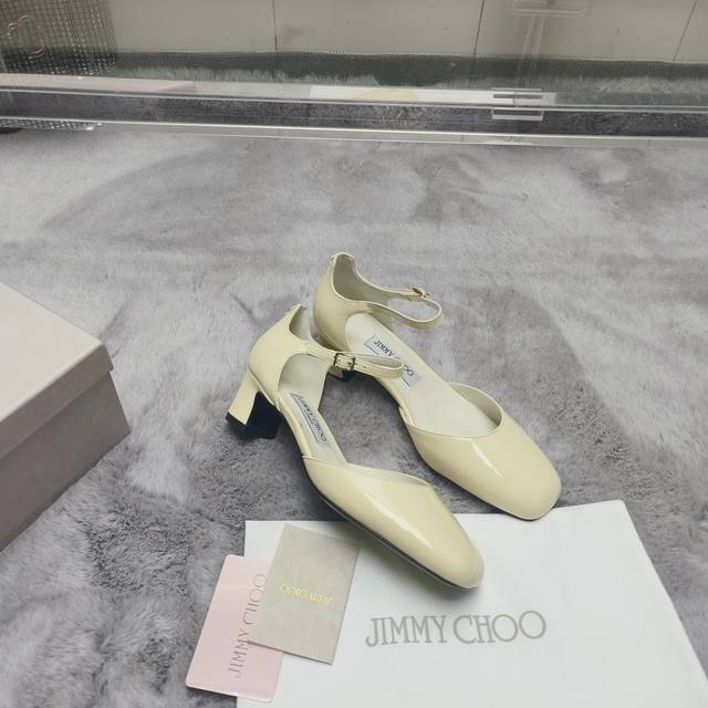 Jimmy Choo 周仰杰早春新品粗跟中空凉鞋jc家永恒经典之作 简约设计满满的少女风 既摩登又复古的味道鞋面：漆皮 格丽特内里：进口混种羊皮大底：意大利进口