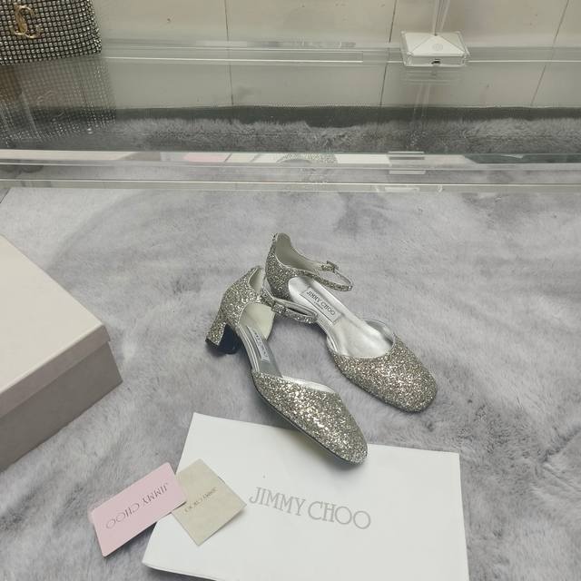 Jimmy Choo 周仰杰早春新品粗跟中空凉鞋jc家永恒经典之作 简约设计满满的少女风 既摩登又复古的味道鞋面：漆皮 格丽特内里：进口混种羊皮大底：意大利进口