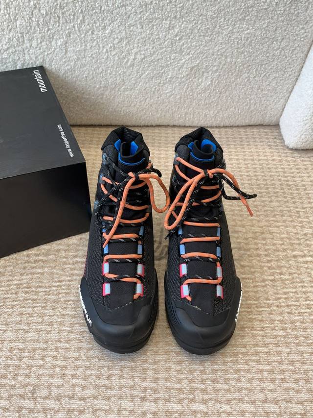 Lasportiva Aequilibrium Trek重装徒步鞋 蜂巢式结构鞋面，耐磨抗造持久提供保护鞋面采用1.6毫米防水皮革，在防水的同时具备良好的耐磨性