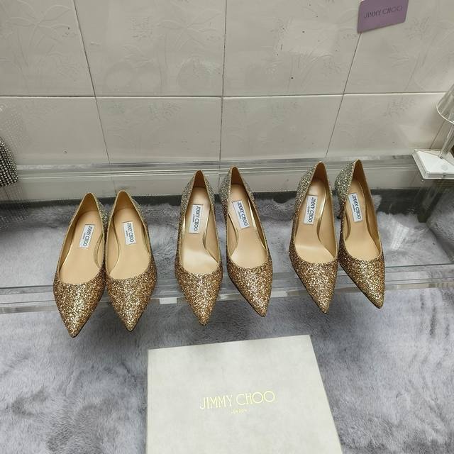 Jimmy Choo 吉米周春夏新款简约尖头格力特高跟鞋单鞋，原版套楦，完美的线条，简约大气上脚显气质粗跟舒适百搭，还能拉长双腿显高显瘦显腿长，Jc最擅长的女生