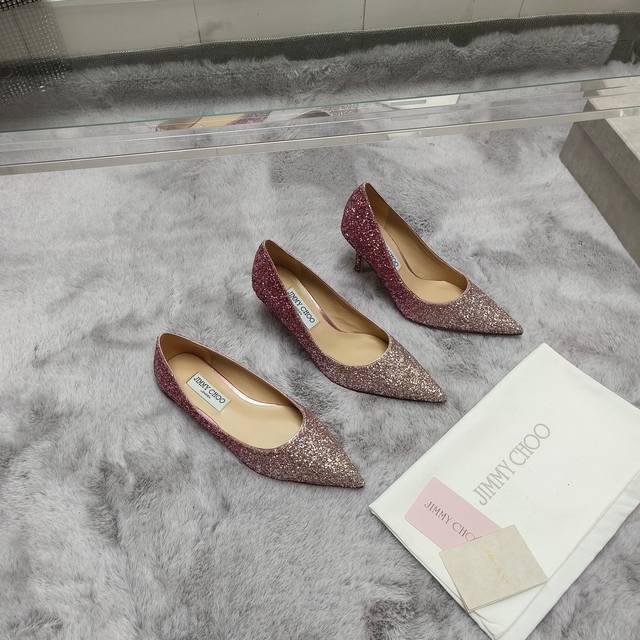 Jimmy Choo 吉米周春夏新款简约尖头格力特高跟鞋单鞋，原版套楦，完美的线条，简约大气上脚显气质粗跟舒适百搭，还能拉长双腿显高显瘦显腿长，Jc最擅长的女生