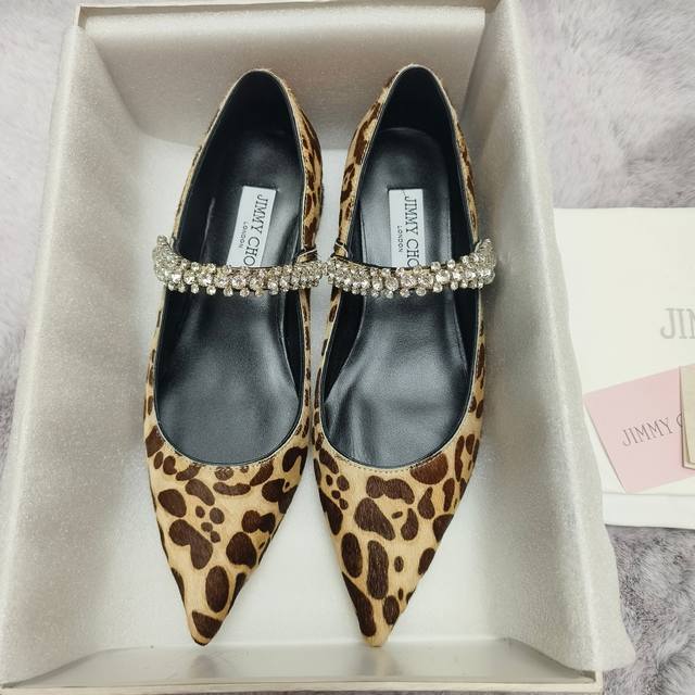 Jimmy Choo Pump Falt系列平底鞋尖头鞋小方跟，为不太能穿高跟鞋的仙女们新增了别的选择！非常实穿！采用漆皮材质制作，搭配熠熠水晶装饰，为经典尖头