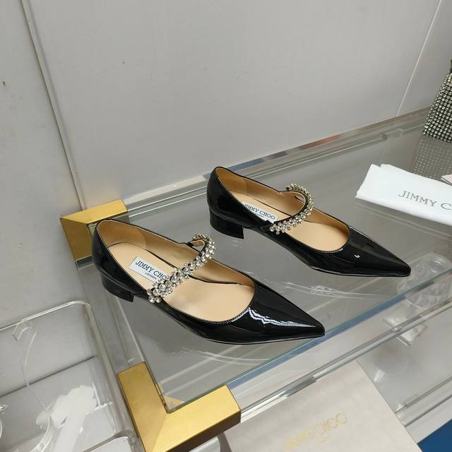 Jimmy Choo Pump Falt系列平底鞋尖头鞋小方跟，为不太能穿高跟鞋的仙女们新增了别的选择！非常实穿！采用漆皮材质制作，搭配熠熠水晶装饰，为经典尖头