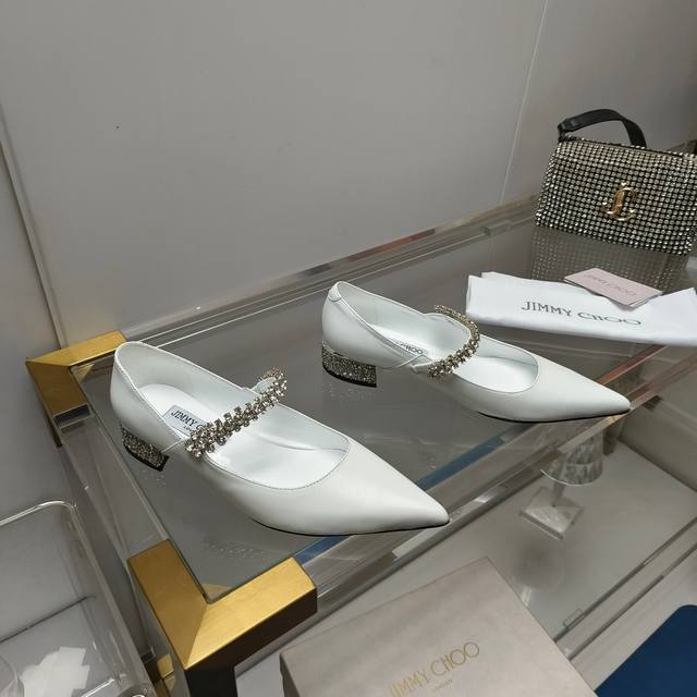 Jimmy Choo Pump Falt系列平底鞋尖头鞋小方跟，为不太能穿高跟鞋的仙女们新增了别的选择！非常实穿！采用漆皮材质制作，搭配熠熠水晶装饰，为经典尖头