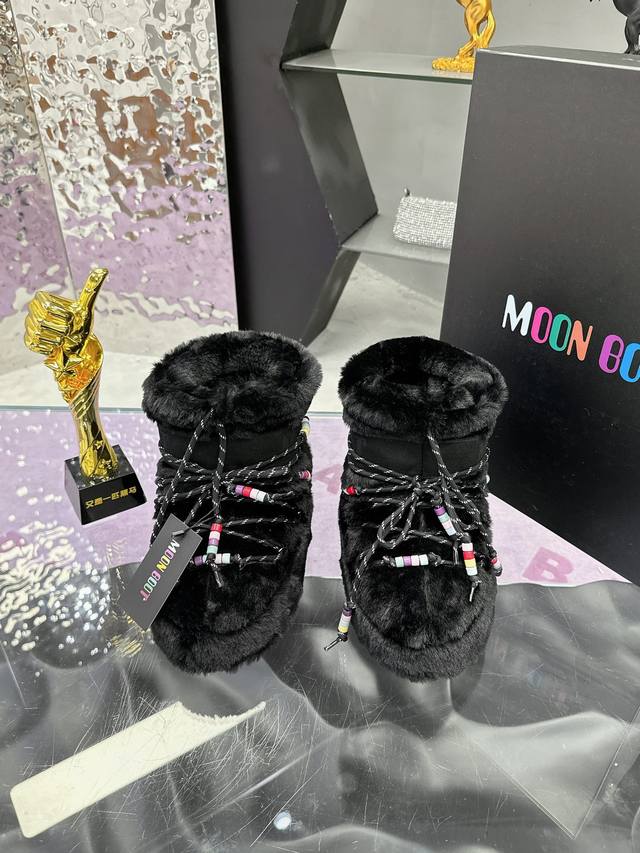 工厂价：情侣码：35-45Moon Boot 秋冬最新款雪地靴系列 丑萌雪地靴那现在有一款更另类的雪地靴又杀回来了 内增高4 Cm那就是moon Boot月亮靴