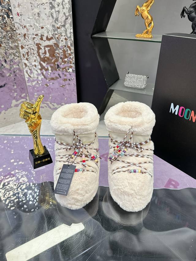 工厂价：情侣码：35-45Moon Boot 秋冬最新款雪地靴系列 丑萌雪地靴那现在有一款更另类的雪地靴又杀回来了 内增高4 Cm那就是moon Boot月亮靴