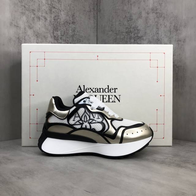 新款上架 Alexandermcqueen 新款休闲老爹鞋 专柜正品开模 鞋底非常有突出运动青春感 厚厚的鞋底轻松增高5Cm，而且超级轻便 麂皮和网面的拼接，温