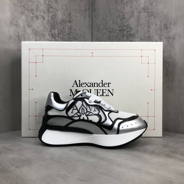 新款上架 Alexandermcqueen 新款休闲老爹鞋 专柜正品开模 鞋底非常有突出运动青春感 厚厚的鞋底轻松增高5Cm，而且超级轻便 麂皮和网面的拼接，温