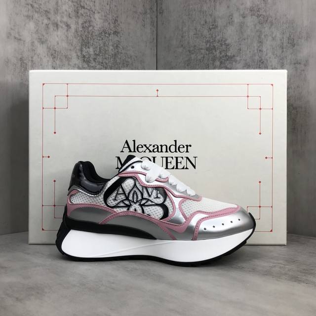 新款上架 Alexandermcqueen 新款休闲老爹鞋 专柜正品开模 鞋底非常有突出运动青春感 厚厚的鞋底轻松增高5Cm，而且超级轻便 麂皮和网面的拼接，温