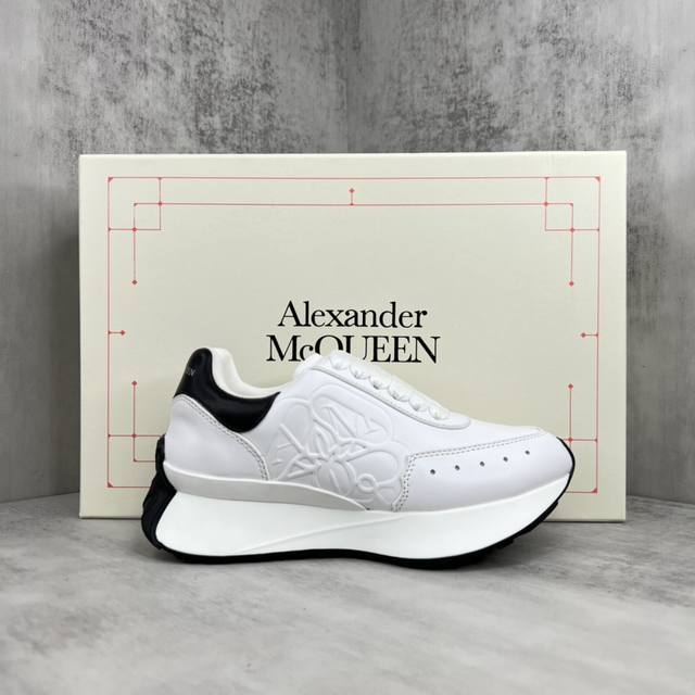 新款上架 Alexandermcqueen 新款休闲老爹鞋 专柜正品开模 鞋底非常有突出运动青春感 厚厚的鞋底轻松增高5Cm，而且超级轻便 麂皮和网面的拼接，温