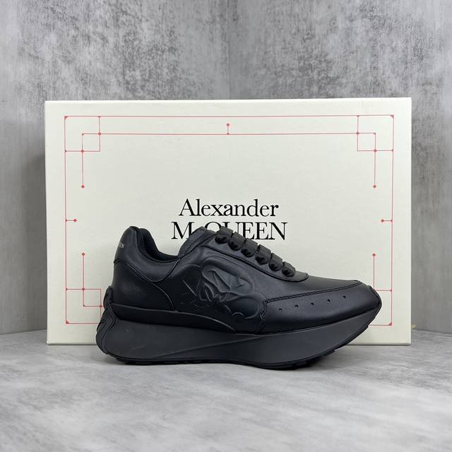 新款上架 Alexandermcqueen 新款休闲老爹鞋 专柜正品开模 鞋底非常有突出运动青春感 厚厚的鞋底轻松增高5Cm，而且超级轻便 麂皮和网面的拼接，温