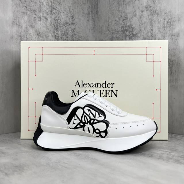 新款上架 Alexandermcqueen 新款休闲老爹鞋 专柜正品开模 鞋底非常有突出运动青春感 厚厚的鞋底轻松增高5Cm，而且超级轻便 麂皮和网面的拼接，温