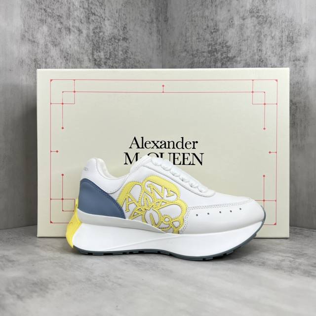 新款上架 Alexandermcqueen 新款休闲老爹鞋 专柜正品开模 鞋底非常有突出运动青春感 厚厚的鞋底轻松增高5Cm，而且超级轻便 麂皮和网面的拼接，温