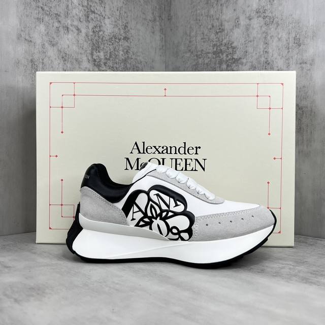 新款上架 Alexandermcqueen 新款休闲老爹鞋 专柜正品开模 鞋底非常有突出运动青春感 厚厚的鞋底轻松增高5Cm，而且超级轻便 麂皮和网面的拼接，温