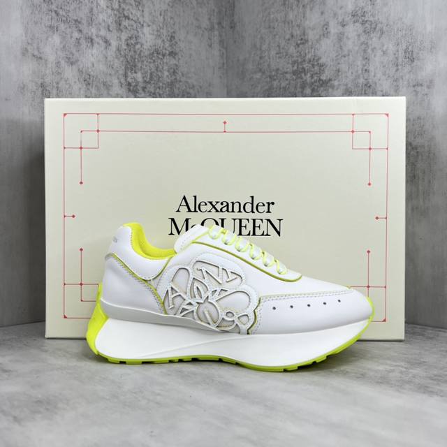 新款上架 Alexandermcqueen 新款休闲老爹鞋 专柜正品开模 鞋底非常有突出运动青春感 厚厚的鞋底轻松增高5Cm，而且超级轻便 麂皮和网面的拼接，温