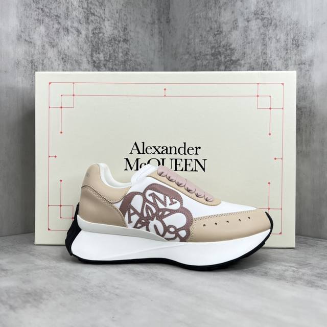 新款上架 Alexandermcqueen 新款休闲老爹鞋 专柜正品开模 鞋底非常有突出运动青春感 厚厚的鞋底轻松增高5Cm，而且超级轻便 麂皮和网面的拼接，温