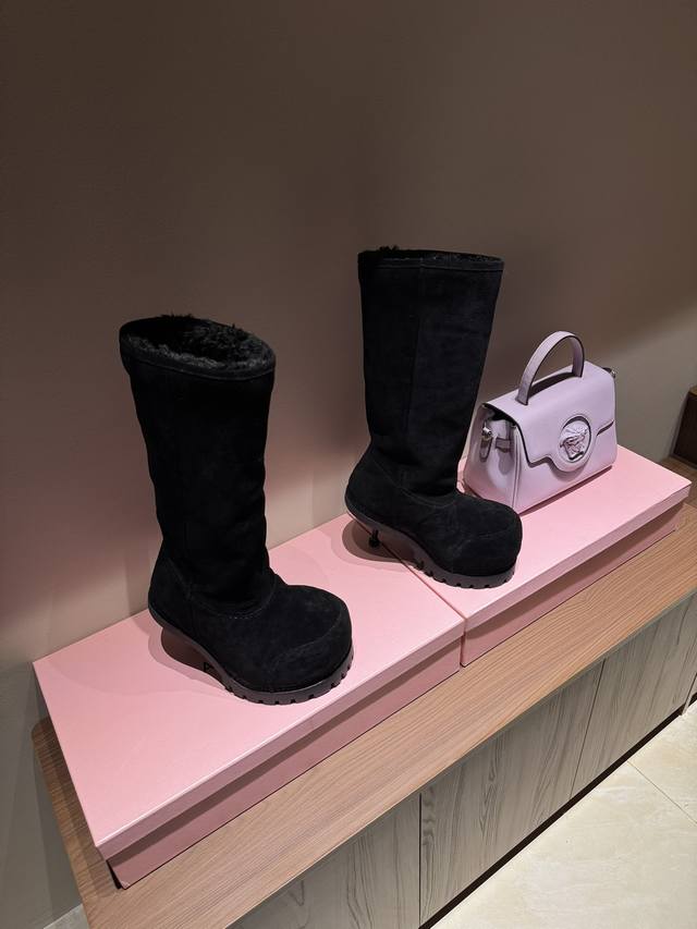 最高版出厂Balenciaga 巴黎世家新款大头高跟雪地靴巴黎世家解锁la大秀oversized在巴黎世家已经不是不够显眼了，但是搭配厚重好的雪地靴主打一个行李