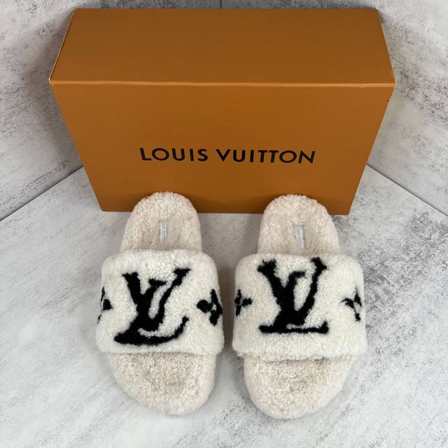 新款上架 Louis Vuitton 路易威登 毛拖 秋冬搭配lv羊圈毛拖鞋 穿上仿佛踩在云朵之上简约大方毛色分离出大大的经典logo凹造型首选皮毛一体材质厚实