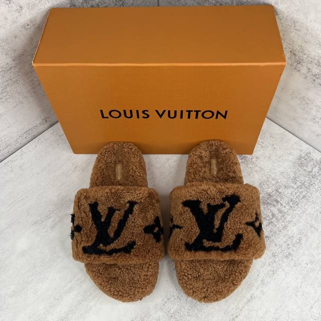 新款上架 Louis Vuitton 路易威登 毛拖 秋冬搭配lv羊圈毛拖鞋 穿上仿佛踩在云朵之上简约大方毛色分离出大大的经典logo凹造型首选皮毛一体材质厚实