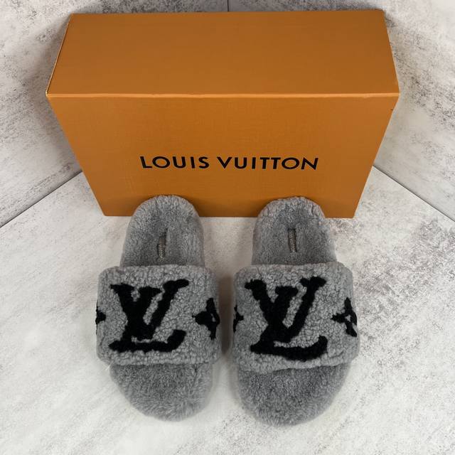 新款上架 Louis Vuitton 路易威登 毛拖 秋冬搭配lv羊圈毛拖鞋 穿上仿佛踩在云朵之上简约大方毛色分离出大大的经典logo凹造型首选皮毛一体材质厚实