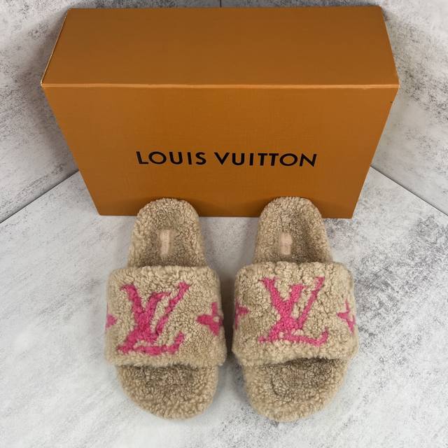 新款上架 Louis Vuitton 路易威登 毛拖 秋冬搭配lv羊圈毛拖鞋 穿上仿佛踩在云朵之上简约大方毛色分离出大大的经典logo凹造型首选皮毛一体材质厚实