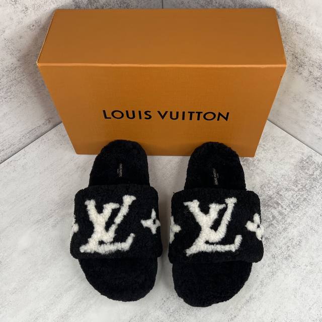 新款上架 Louis Vuitton 路易威登 毛拖 秋冬搭配lv羊圈毛拖鞋 穿上仿佛踩在云朵之上简约大方毛色分离出大大的经典logo凹造型首选皮毛一体材质厚实