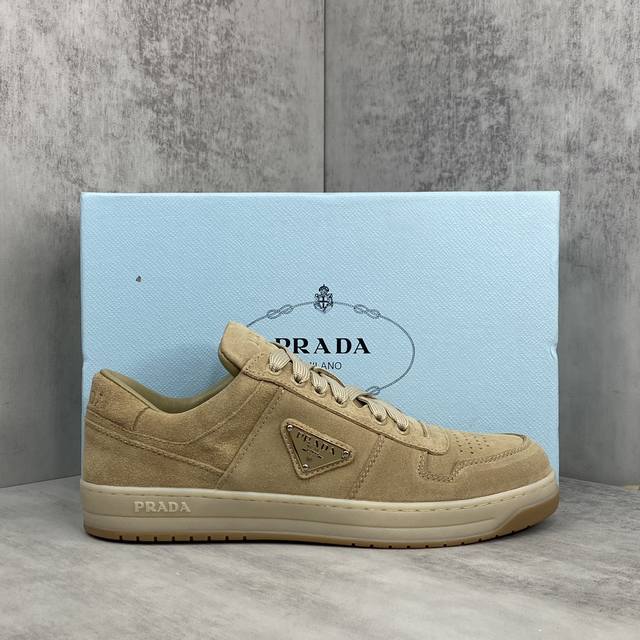 新款上架 Prada 普拉达 2024春夏新品 专柜最新款休闲运动鞋 设计彰显功能性与科技感 新颖压花橡胶三角形徽标展现品牌标志性元素 难得的防滑平底是今年舒适