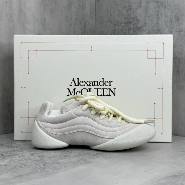 新款上架alexander Mcqueen 麦昆 24Ss Flexion运动鞋 这款flexion Off White色调粒面皮革运动鞋，采用不同尺寸的鞋带，