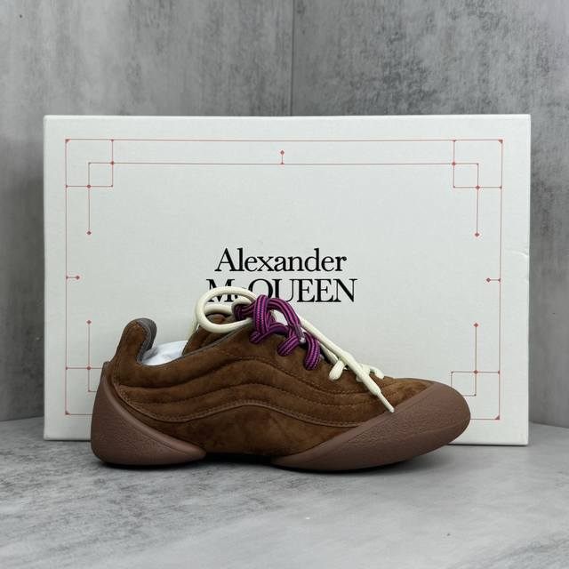 新款上架alexander Mcqueen 麦昆 24Ss Flexion运动鞋 这款flexion Off White色调粒面皮革运动鞋，采用不同尺寸的鞋带，