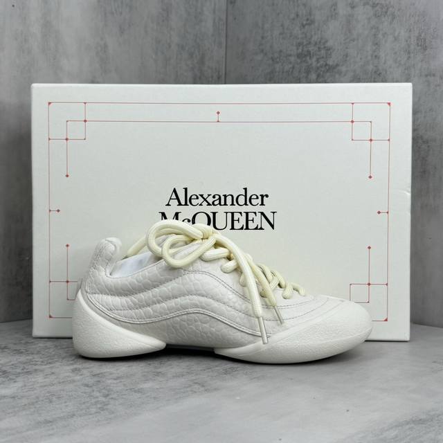 新款上架alexander Mcqueen 麦昆 24Ss Flexion运动鞋 这款flexion Off White色调粒面皮革运动鞋，采用不同尺寸的鞋带，