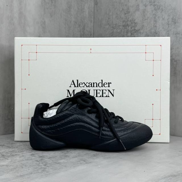 新款上架alexander Mcqueen 麦昆 24Ss Flexion运动鞋 这款flexion Off White色调粒面皮革运动鞋，采用不同尺寸的鞋带，