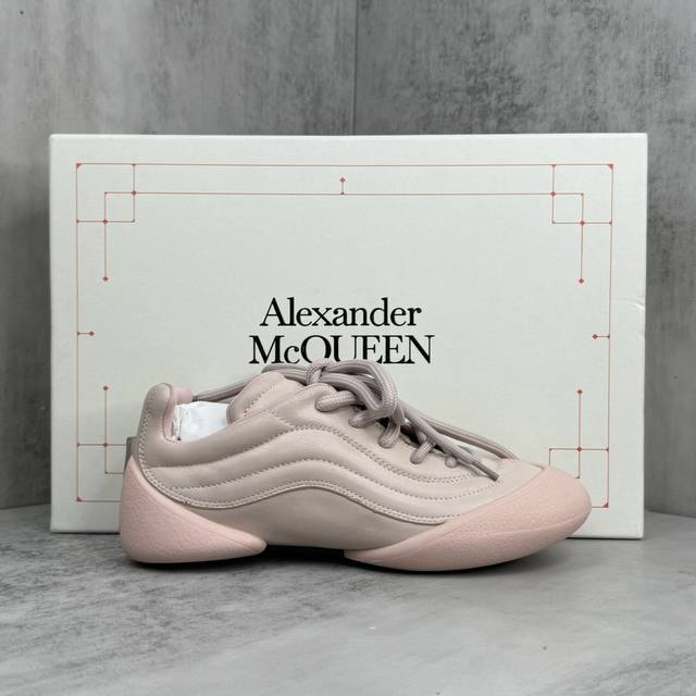 新款上架alexander Mcqueen 麦昆 24Ss Flexion运动鞋 这款flexion Off White色调粒面皮革运动鞋，采用不同尺寸的鞋带，