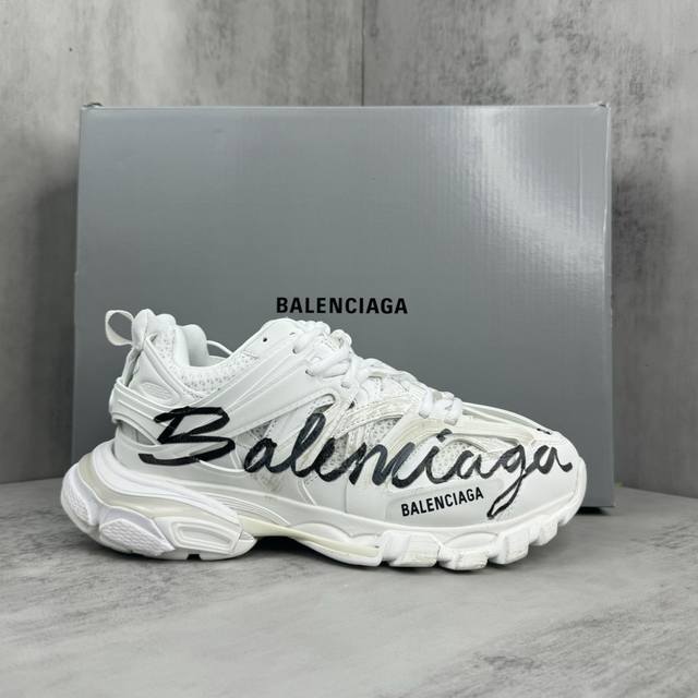 新款上架纯原版本巴黎世家三代 涂鸦款资讯：新款balenciaga 巴黎世家-Runner、是通过溢胶、做旧、缝线等细节，展示了设计师 Demna 的运动鞋风格