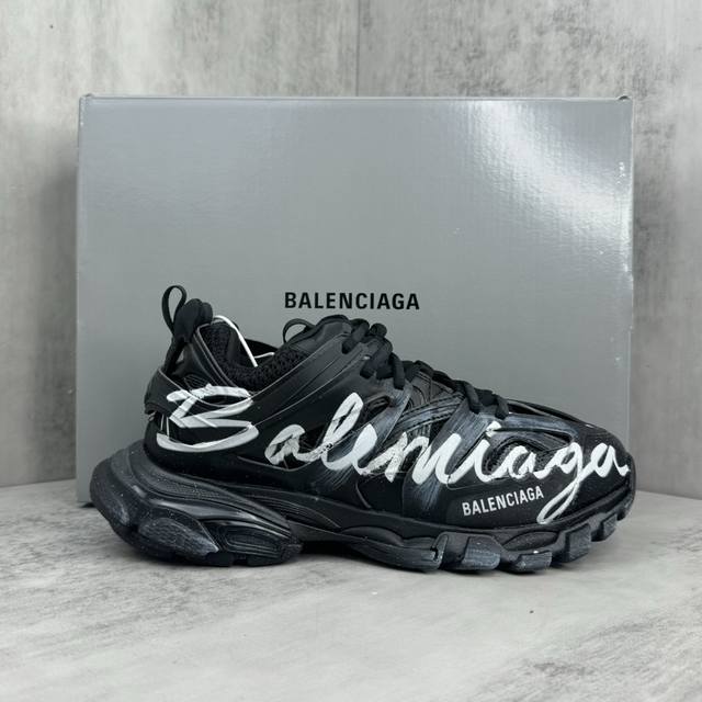 新款上架纯原版本巴黎世家三代 涂鸦款资讯：新款balenciaga 巴黎世家-Runner、是通过溢胶、做旧、缝线等细节，展示了设计师 Demna 的运动鞋风格